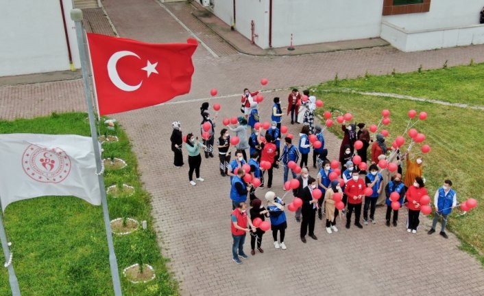 Düzce'de üniversite öğrencileri gökyüzüne 102 Türk bayraklı balon bıraktı