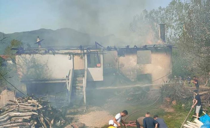 Karabük'te ev ve samanlıkta çıkan yangın söndürüldü