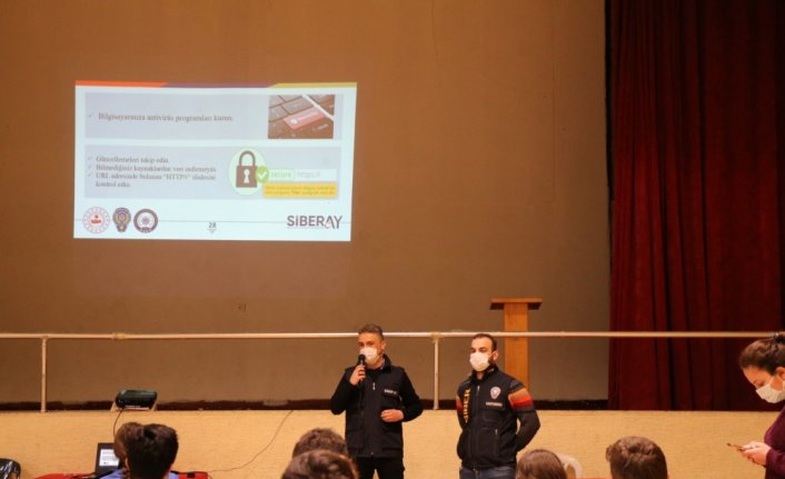 Kastamonu'da polis ekipleri 600 öğrenciyi siber suçlara karşı eğitti