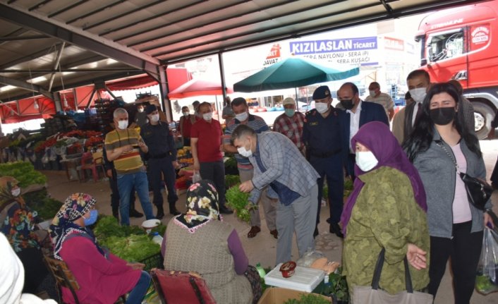 Kaymakam Çetin, pazar yerinde denetimde bulunup vatandaşlarla bayramlaştı