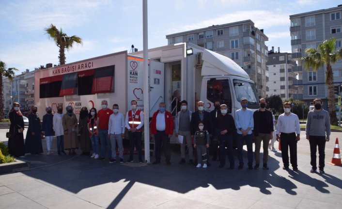 Kovid-19 sürecinde Yıldız Gençlik'den Türk Kızılay'a destek