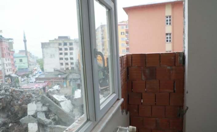 Rize'de, yol genişleme çalışması için bir binanın yıkım işlemleri sırasında yan apartmanın duvarı zarar gördü