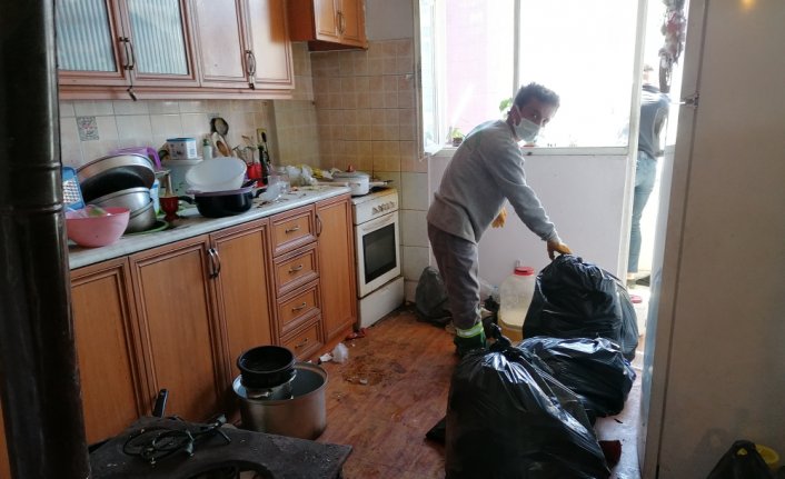 Samsun'da bir evden 1,5 kamyon çöp çıkarıldı