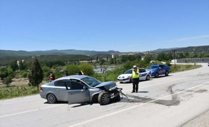 Sinop'ta otomobil devrildi: 2 yaralı