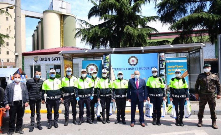 Trabzon Valisi Ustaoğlu, polis noktasında denetim yaptı