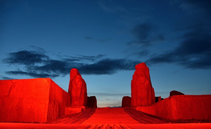 Alacahöyük Antik Kenti, Kızılay'ın kırmızı rengiyle ışıklandırıldı