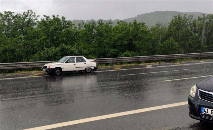 Anadolu Otoyolu'nda 10 aracın karıştığı iki ayrı zincirleme kazada 2 kişi yaralandı