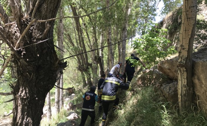 Bayburt'ta nehir kenarına düşen otomobil duvar ile ağaç arasına sıkıştı: 2 yaralı