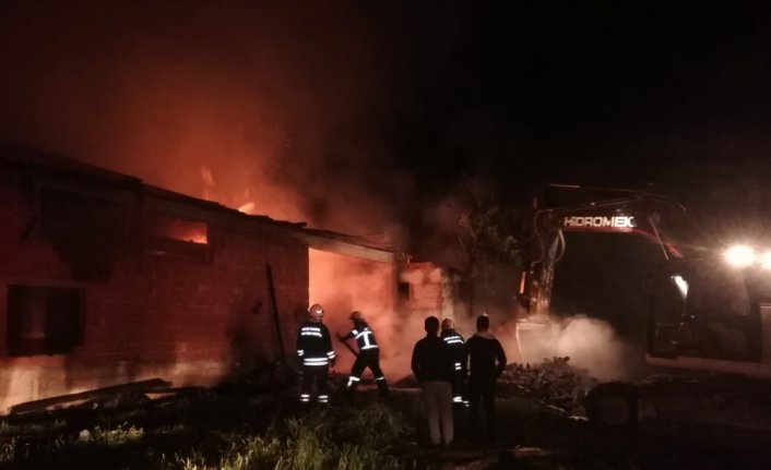 Bolu'da çıkan yangında ahır, samanlık ve garajlar yandı