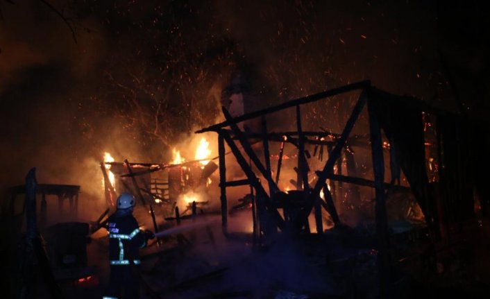Bolu'da çıkan yangında iki katlı ahşap ev ile traktör yandı
