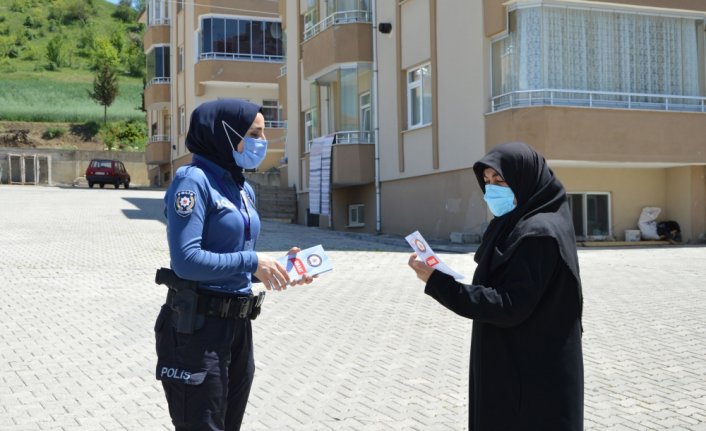 Havza'da polisler kapı kapı gezerek vatandaşları evden hırsızlıklara karşı uyardı