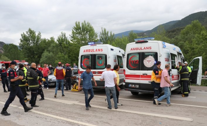 Karabük'te iki otomobil çarpıştı: 7 yaralı