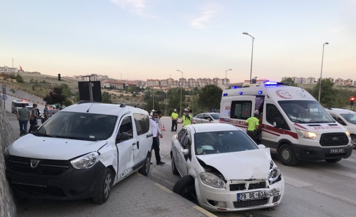 Karabük'teki iki ayrı trafik kazasında 5 kişi yaralandı