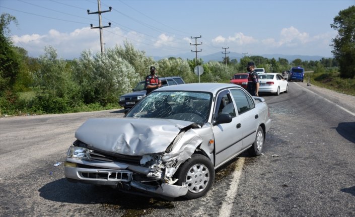 Bartın'da iki otomobil çarpıştı: 4 yaralı