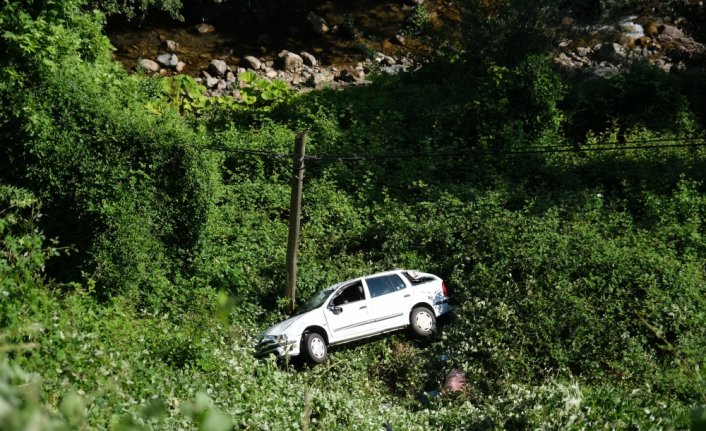 Kastamonu'da çaya devrilen otomobiln sürücüsü yaralandı