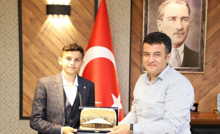 Kur'an okuma yarışmasında Türkiye birincisi olan lise öğrencisi ödüllendirildi