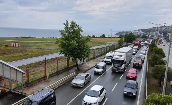 Trabzon'da kaza yapan tır Karadeniz Sahil Yolu'nda trafiği aksattı