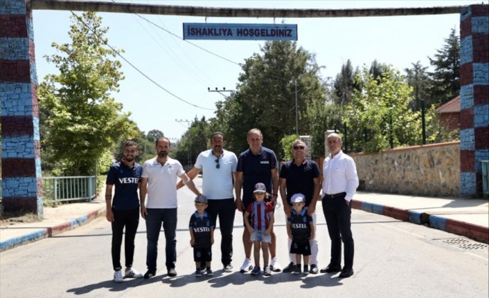 Trabzonspor Teknik Direktörü Abdullah Avcı'dan İshaklı Mahallesi'ne ziyaret