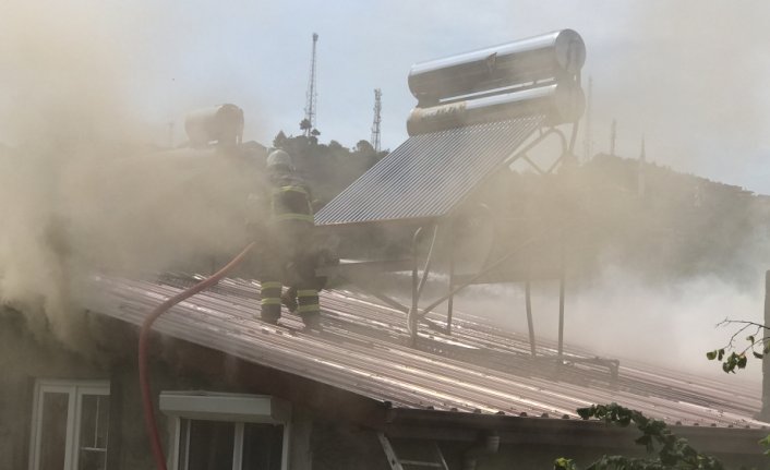 Zonguldak'ta apartmanın çatısında çıkan yangın hasara neden oldu