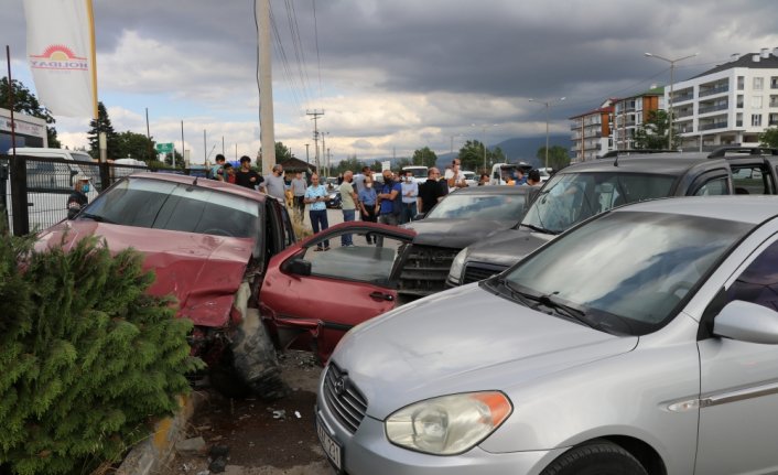 Bolu'da otomobil park halindeki 3 araca çarptı: 1 yaralı
