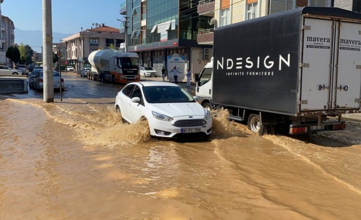 Düzce'de ana şebeke su borusunun patlaması nedeniyle cadde su altında kaldı