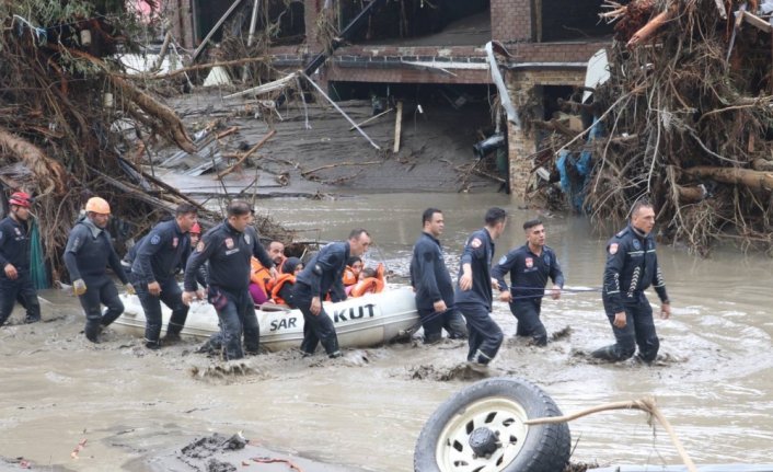Kastamonu'da evleri sular altında kalan vatandaşlar botlarla tahliye edildi