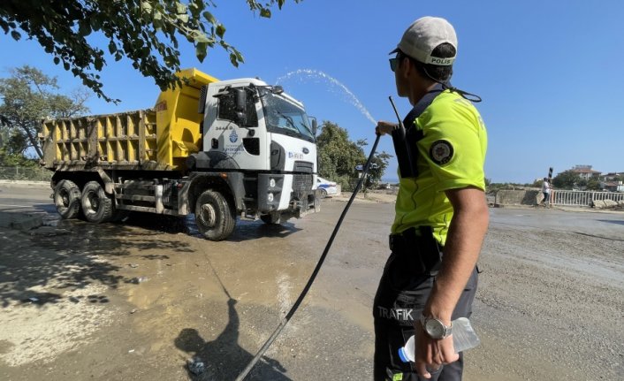 Kastamonu'da sel bölgesinde kullanılan hafriyat araçlarının kirlenen camları polis yardımıyla temizleniyor