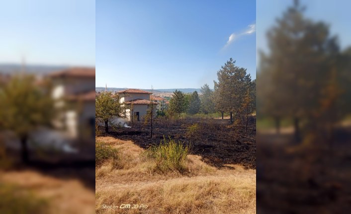 Kastamonu'da trafodan mezarlığa sıçrayan yangın söndürüldü