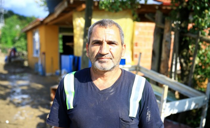 Selde evde mahsur kalan komşularını sırtında taşıyarak kurtaran Halil Özdemir, yaşadıklarını anlattı: