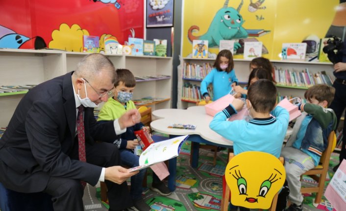 Artvin'de alışveriş merkezinde çocuk kütüphanesi açıldı
