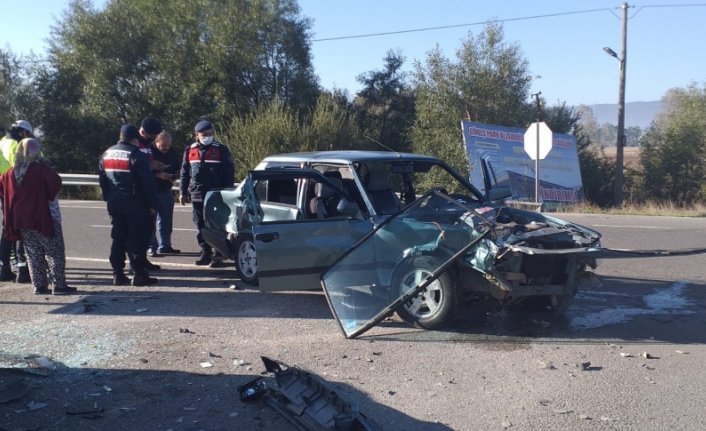 Bolu'da iki otomobilin çarpıştığı kazada 1 kişi yaralandı