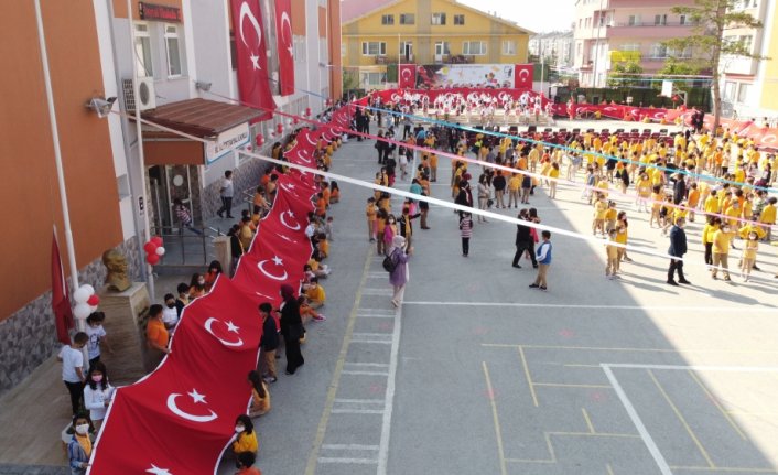 Bolu'da İlköğretim Haftası kutlamalarında 200 metre uzunluğunda Türk bayrağı açıldı