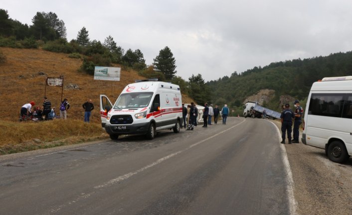 Bolu'da işçi servisi ile tırın çarpışması sonucu 13 kişi yaralandı