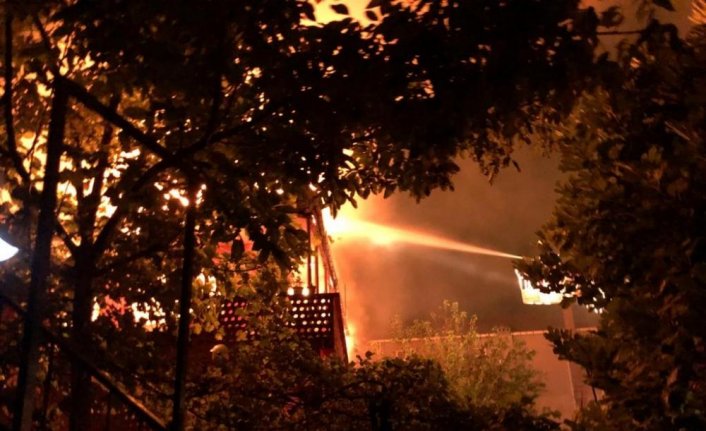 Zonguldak'ta iki katlı binada çıkan yangın itfaiye ekiplerince söndürüldü
