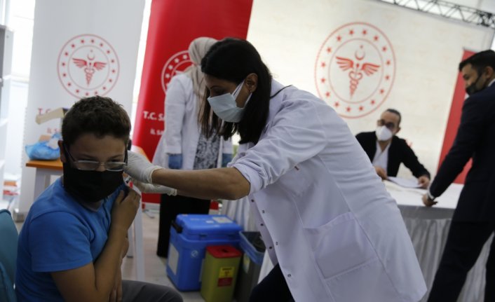Samsun'da ortaokul öğrencilerine velilerinin onayıyla Kovid-19 aşısı yapılıyor
