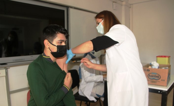 Taşova’da lise öğrencilerine velilerinin onayıyla Kovid-19 aşısı yapılıyor