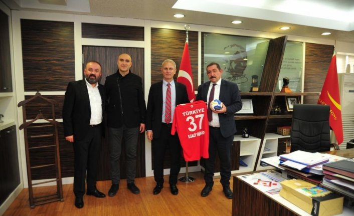 Hentbol Federasyonu Başkanı Uğur Kılıç, Kastamonu Belediyespor'u ziyaret etti