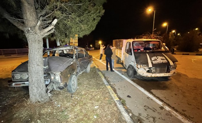 Karabük'te kamyonetle çarpışan otomobilin sürücüsü ağır yaralandı