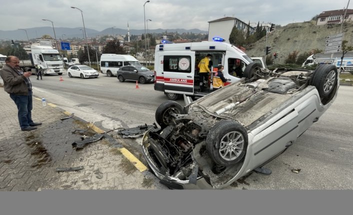Karabük'te otobüs ile çarpışarak devrilen otomobilin sürücüsü yaralandı