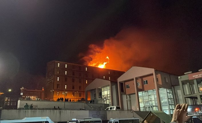Rize'de çatısında yangın çıkan öğrenci yurdu boşaltıldı