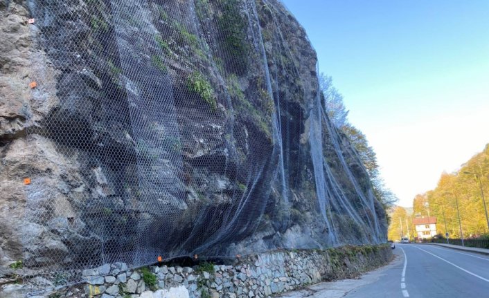 Rize'de kaya düşme riskine karşı 8 bin metrekarelik yamaç çelik ağla kaplandı