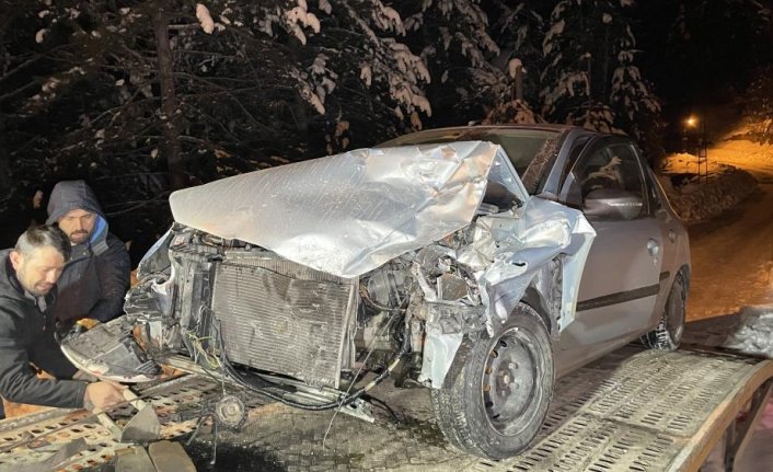 Karabük'te çarpışan cip ve otomobilin sürücüleri yaralandı