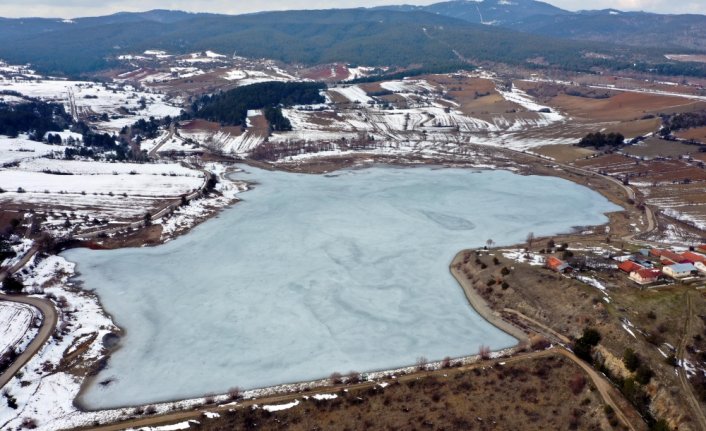 Kastamonu'daki göletin yüzeyi artan sıcaklıklara rağmen hala buzla kaplı