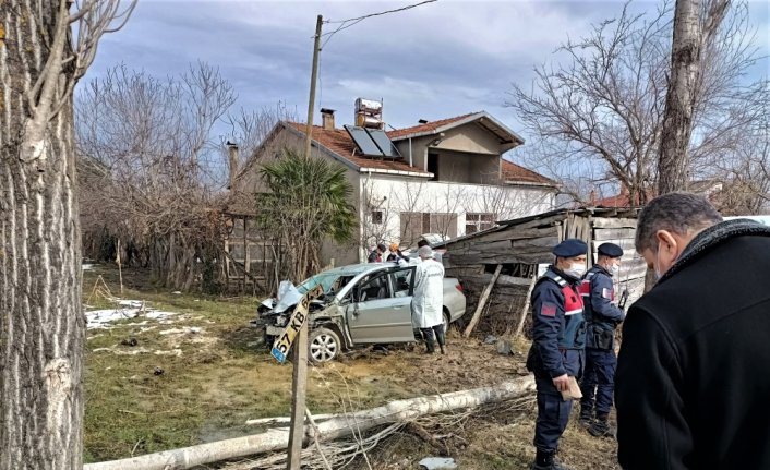 Sinop'ta otomobilin ağaca çarptığı kazada 2 kişi öldü