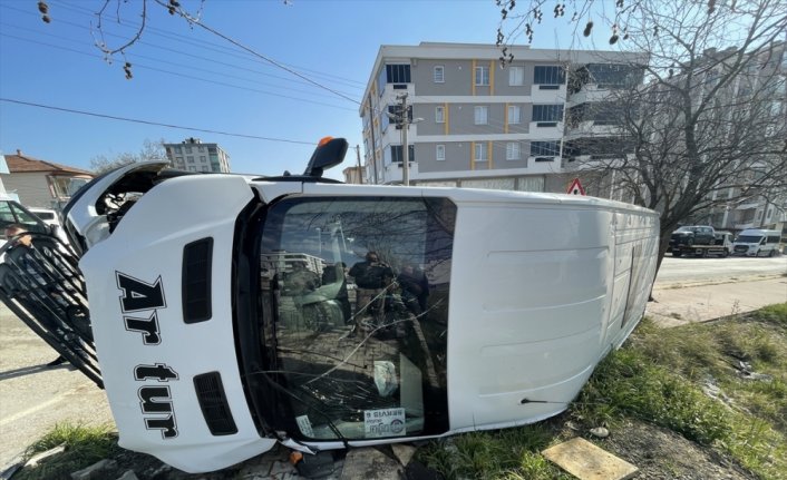 GÜNCELLEME - Samsun'da öğrenci servisi ile otomobil çarpıştı, 10'u öğrenci 15 kişi yaralandı