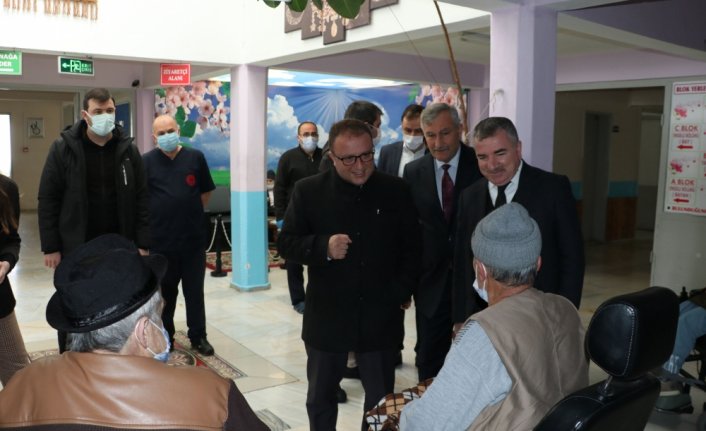 Kaymakam Nayman ve Başkan Özdemir'den huzurevi ziyareti