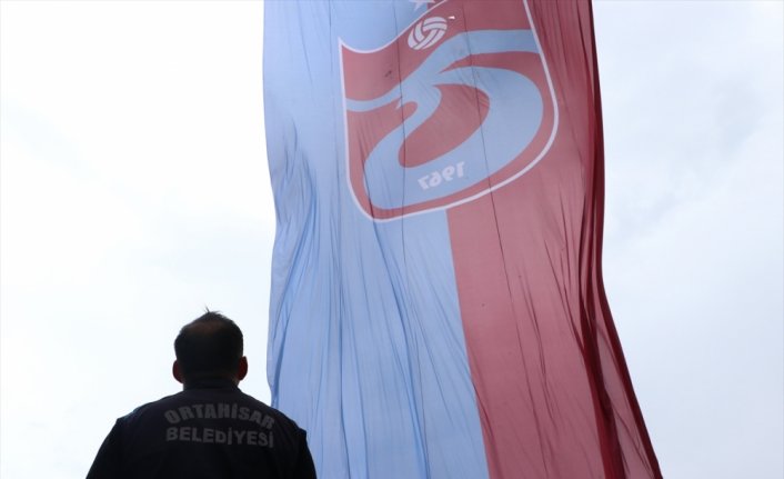 Trabzon'da viyadük ayaklarına 661 metrekarelik Trabzonspor bayrağı asıldı