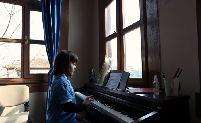 Trabzonsporlu minik taraftardan piyanoyla 