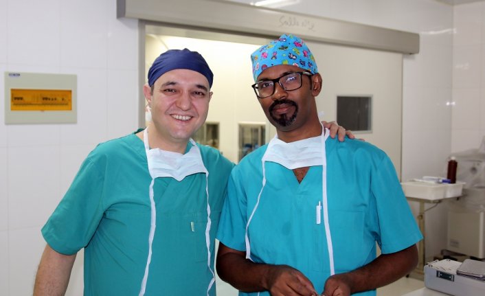 Türk cerrah 17 ülkede hekimleri eğitip çocuklara şifa dağıttı