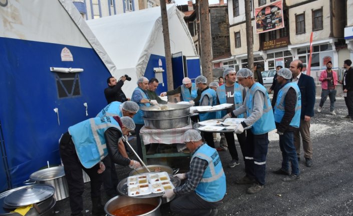 Boyabat Belediyesi iki çadırda iftar yemeği veriyor